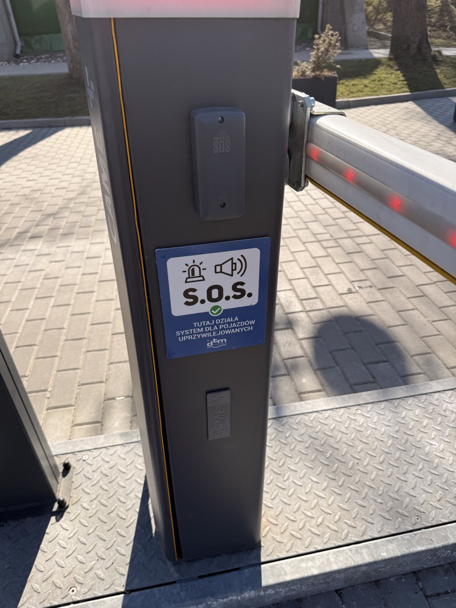 Naklejka S.O.S. na szlabanie — system automatycznego otwierania dla pojazdów uprzywilejowanych